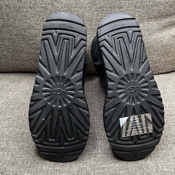 UGG Classic Mini II Genuine Shearling Lined Boot, BLACK SIZE 6 US   0398 - Picture 10 of 12